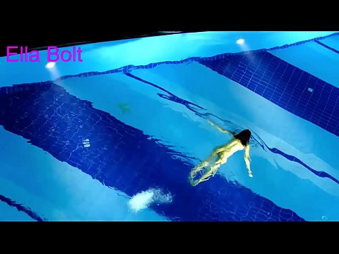 ❤️ Non podo deixar de mirar, unha moza loira que é sorprendida nadando espida na piscina do resort ELLA BOLT ❤❌ Porno duro na pornografía gl.high-pass.ru